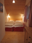 Schlafzimmer mit zwei Betten